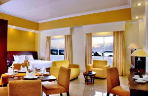 曼诺瓦里ASTON Niu Manokwari Hotel & Conference Center的酒店客房,配有床和桌椅