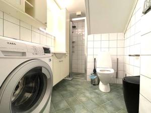 特隆赫姆Venus Central apartment, Free Parking !的一间带洗衣机和卫生间的浴室