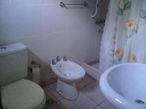 ReyesLa rana alquiler temporal的浴室配有卫生间、盥洗盆和浴缸。