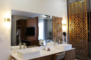 圣卡洛斯Casa Maria Boutique Hotel的一间带两个盥洗盆和大镜子的浴室