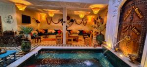 马拉喀什Riad Belikoss Pool & SPA的一间房子,在房间中间有一个游泳池