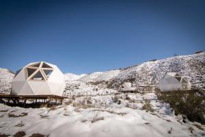 波特雷里约斯Domos Andinos HostCamp的山上的雪地里有两个圆顶