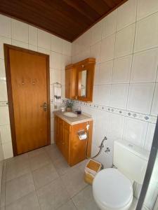 卡内拉Suite 391的一间带卫生间和水槽的小浴室