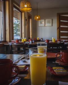 威廉斯港Hotel Fio Fio的坐在桌子上的一杯橙汁
