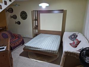 帕拉蒂Casa em Paraty - RJ Cond. Fechado的一间设有两张床的房间,内设一张长凳