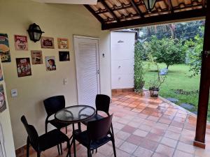 帕拉蒂Casa em Paraty - RJ Cond. Fechado的一个带桌椅和门的庭院