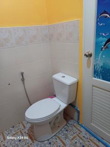 帕府ริมเมืองโฮมสเตย์的一间位于客房内的白色卫生间的浴室