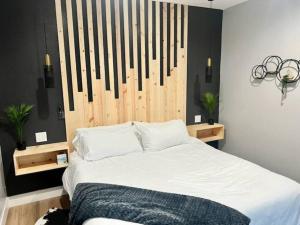 肖洛Scenic Villa at Meadow View的卧室配有白色的床和木制床头板