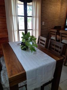 蒂诺加斯塔Cabañas Edna的一张桌子,上面有白色的桌布和植物