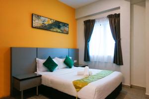 怡保旅悦酒店的酒店客房设有床和窗户。