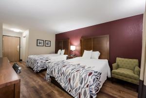 约克镇Red Roof Inn Newport News - Yorktown的酒店客房,配有两张床和椅子