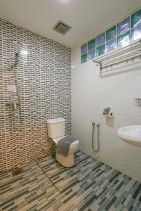 怡保旅悦酒店的一间带卫生间和水槽的浴室