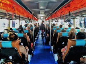 八丹拜Gilibooking ticket的一辆公共汽车上坐满了人