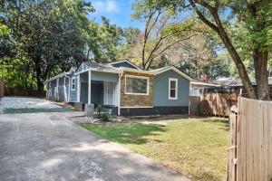 亚特兰大Spacious & Charming House in Heart of Atlanta的院子中带围栏的蓝色房子