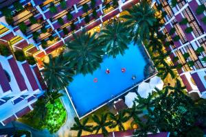 会安Hadana Boutique Resort HoiAn - former Belle Maison Hadana HoiAn的享有棕榈树游泳池的顶部景致