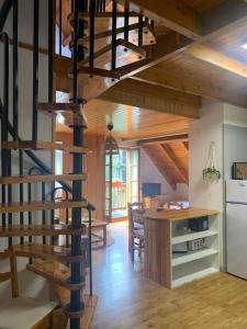 普拉德埃米塔Allotjament SV的房屋内的厨房,设有螺旋楼梯