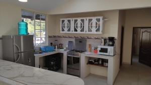 巴尼奥斯Apartamento "ROOFTOP view 360"的厨房配有冰箱和炉灶。 顶部烤箱