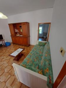 洛雷托Casa nel centro storico a Loreto, 2 km dal mare的一间卧室配有一张带绿色棉被的床