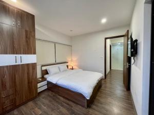 河内NINE HOUSING Buoi Street的一间小卧室,配有一张床和电视