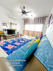 莎阿南Cityview Homestay Seksyen 13 Shah Alam, Aeon Mall, Stadium, I-City的一间卧室配有一张带蓝色毯子的大床