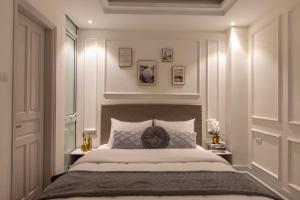 河内Keypad Hotel - 87 Nguyễn Khang的卧室配有一张带白色墙壁的大床