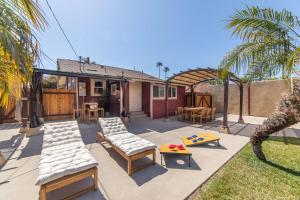 圣地亚哥Cali-Craftsman - 3BR - New Backyard - Central - AC的一个带桌椅的庭院和一个游乐场