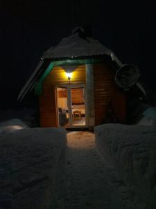 扎布利亚克杜米托尔别墅山林小屋的夜晚雪中的小房子