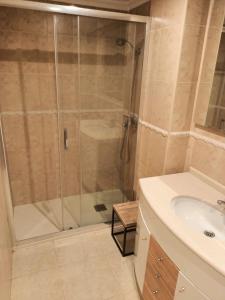 卡斯特利翁-德拉普拉纳Flat in Castellon的带淋浴和盥洗盆的浴室