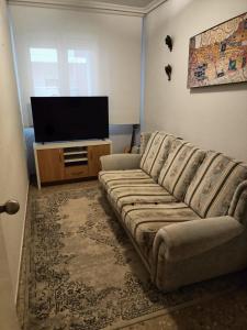 卡斯特利翁-德拉普拉纳Flat in Castellon的带沙发和平面电视的客厅