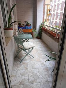 卡斯特利翁-德拉普拉纳Flat in Castellon的阳台的天井配有桌椅