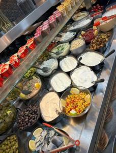 耶路撒冷Spirit of Herzl Hotel的自助餐,包含各种不同的食物