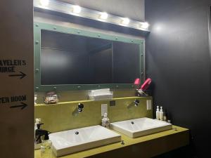 横滨HARE-TABI SAUNA&INN Yokohama的一间带两个盥洗盆和大镜子的浴室
