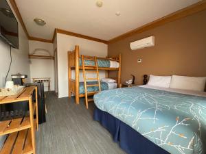 卡什克里克熊掌山林小屋的一间卧室配有一张床和一张双层床。