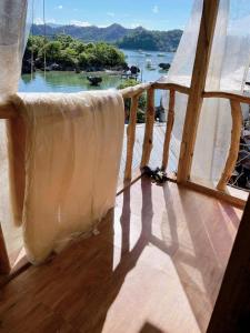 爱妮岛El Nido Backpackers Guesthouse的阳台设有可观赏水景的窗户。