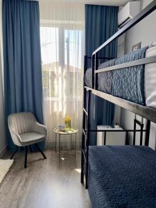 波季Express Inn的一间卧室设有两张双层床、一把椅子和一扇窗户。