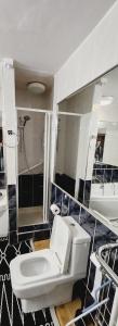 德罗赫达Fox Lodge的浴室配有卫生间、盥洗盆和浴缸。