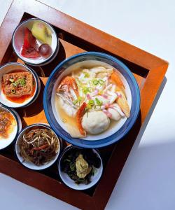 东港緩慢大鵬灣的桌上放着一碗汤和一碗食物