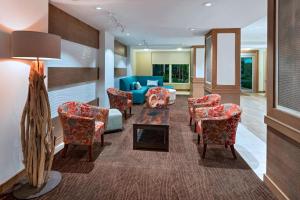 拿骚拿骚市区/贾卡努海滩万怡酒店的一间设有椅子和蓝色沙发的等候室