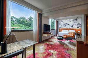 吉隆坡吉隆坡协和酒店的酒店客房设有一张床和一个大窗户