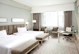 北京北京德胜门华宇假日酒店的酒店客房配有两张床和一张书桌