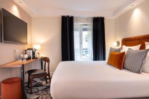 巴黎沙瓦内尔酒店的配有一张床和一张书桌的酒店客房