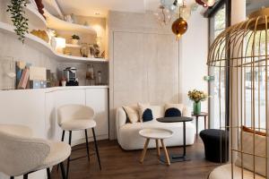 巴黎沙瓦内尔酒店的客厅配有沙发和桌椅