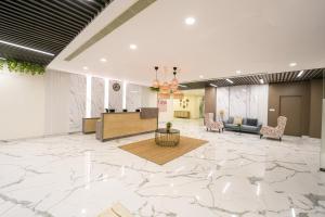 海得拉巴Casa Hotel & Suites, Gachibowli, Hyderabad的大堂设有大型大理石地板和等候室