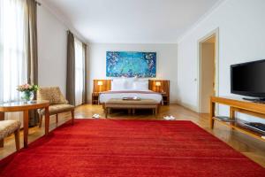 伊斯坦布尔汤姆套房酒店的酒店客房,配有床和红色地毯