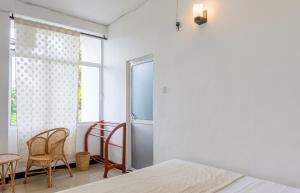 韦利格默Pavulak的一间卧室设有一张床、一个窗口和一张桌子及椅子