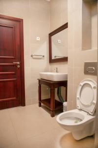 雅温得Riad Prince Louis的一间带卫生间和水槽的浴室