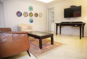 雅温得Riad Prince Louis的客厅配有桌子和钢琴