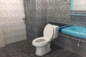 班昌The Hope Apartment的一间带卫生间和蓝色水槽的浴室