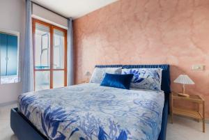 泰尔莫利A casa di Elga的一间卧室设有蓝色的床和窗户。
