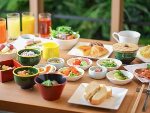 京都京都索拉利亚西铁尊贵酒店的餐桌,盘子上放着食物和碗